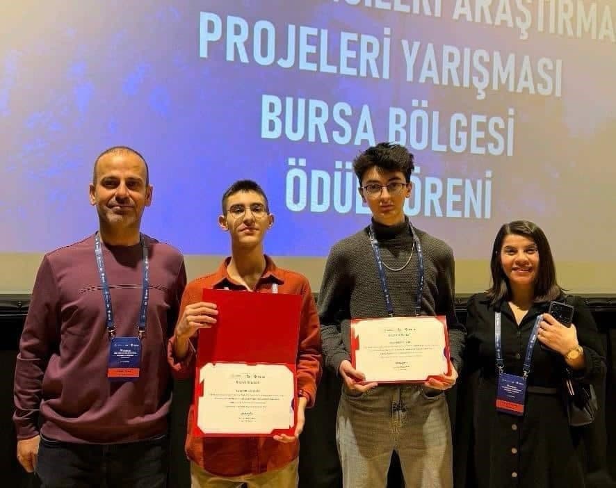 Burhaniye'den Öğrenciler Bursa'da İki Ödül Kazandı