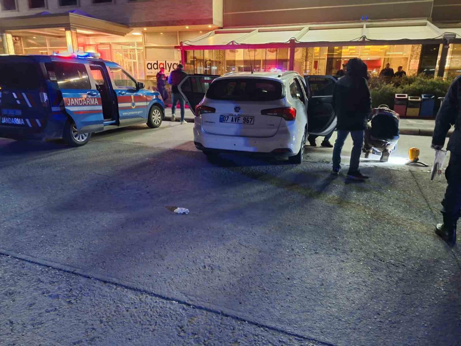 Dinlenme tesisinde 5 gündür park halinde olan otomobilde ceset bulundu