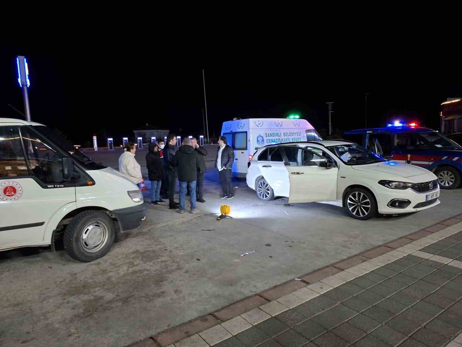 Dinlenme tesisinde 5 gündür park halinde olan otomobilde ceset bulundu