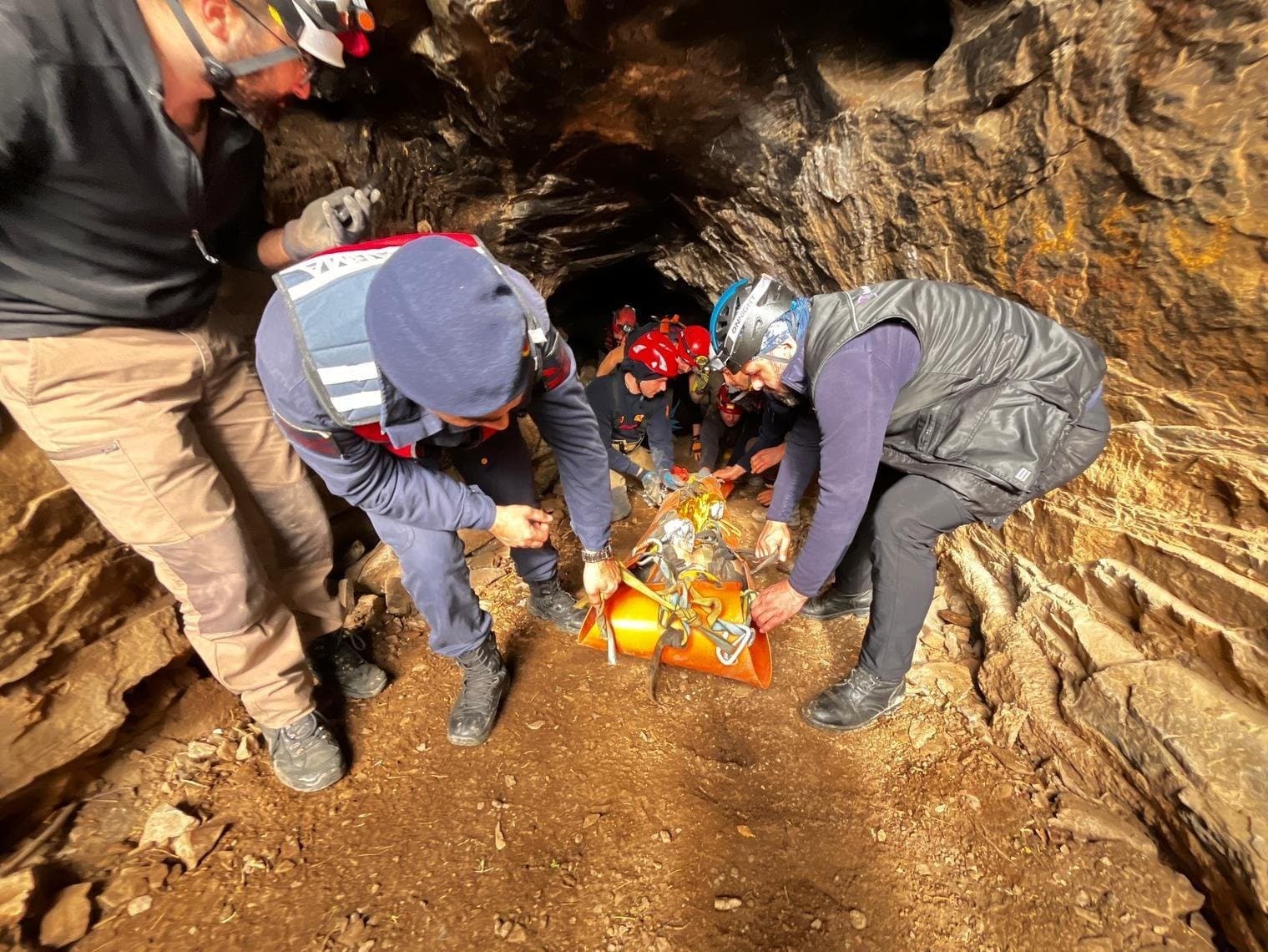 Selçuk’ta Mağarada 9 Saat Süren Kurtarma Operasyonu