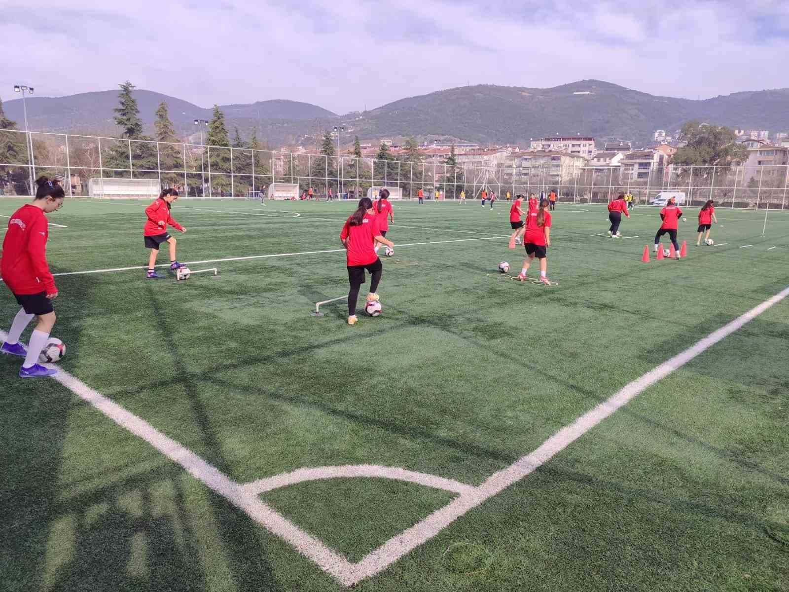Körfez Gençlerbirliği SK U13 Küçük Kızlar Futbol Takımı Şampiyonluk İçin Hazırlanıyor