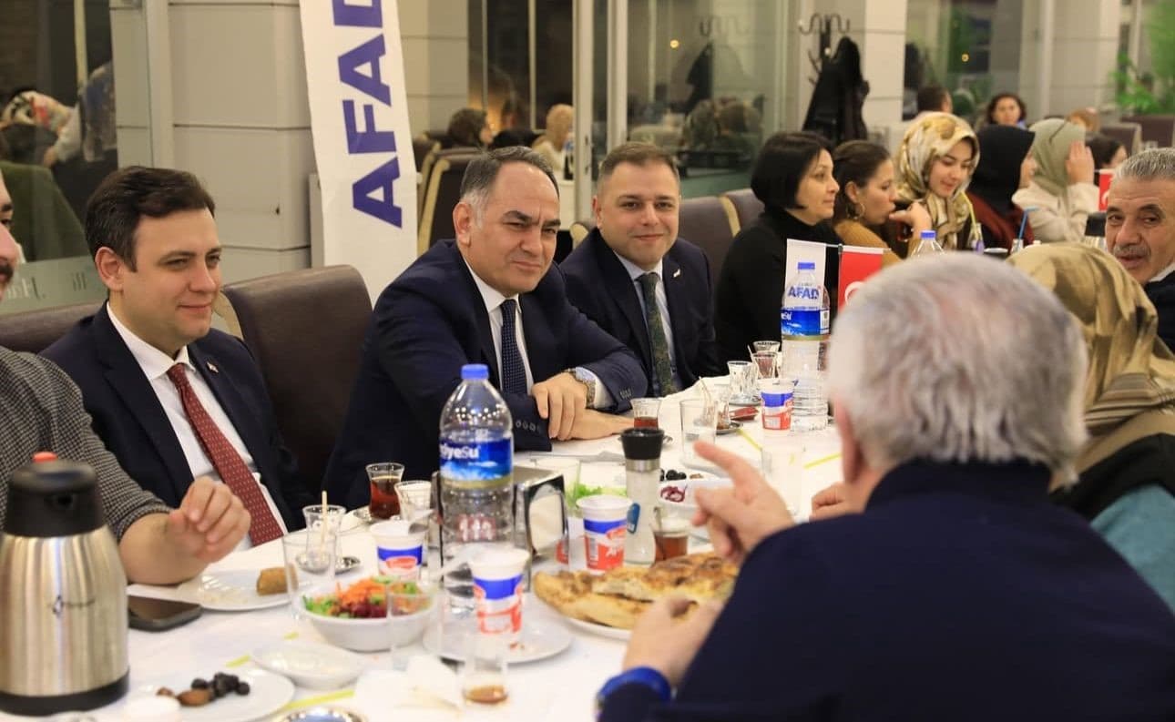 Vali Çakırtaş, depremzedelerle iftar programında bir araya geldi