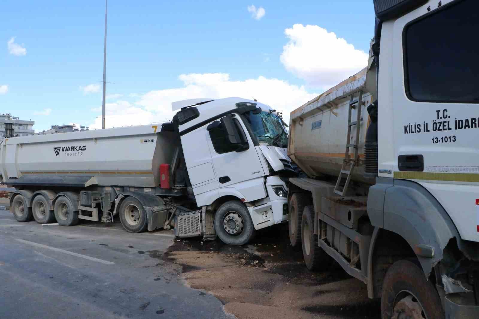 Hafriyat kamyonları çarpıştı: 1 yaralı