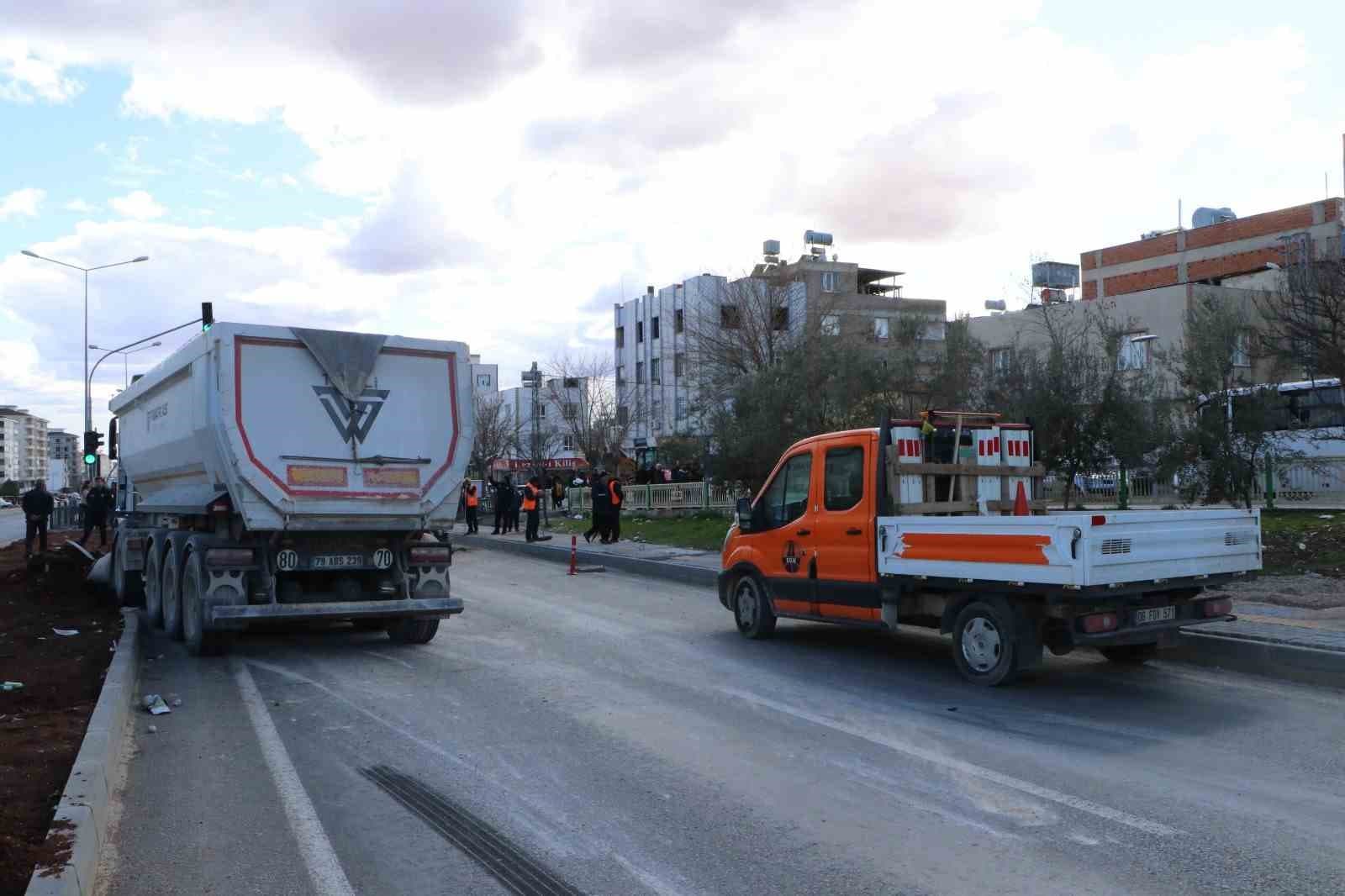 Hafriyat kamyonları çarpıştı: 1 yaralı