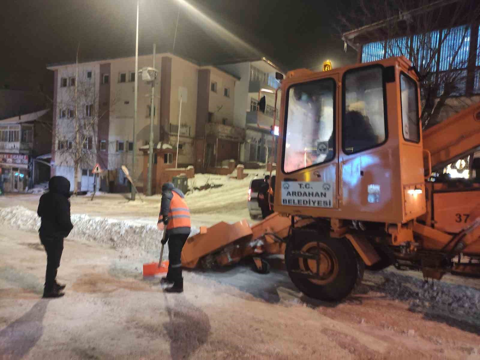 Ardahan Belediyesi karla mücadelesini sürdürüyor