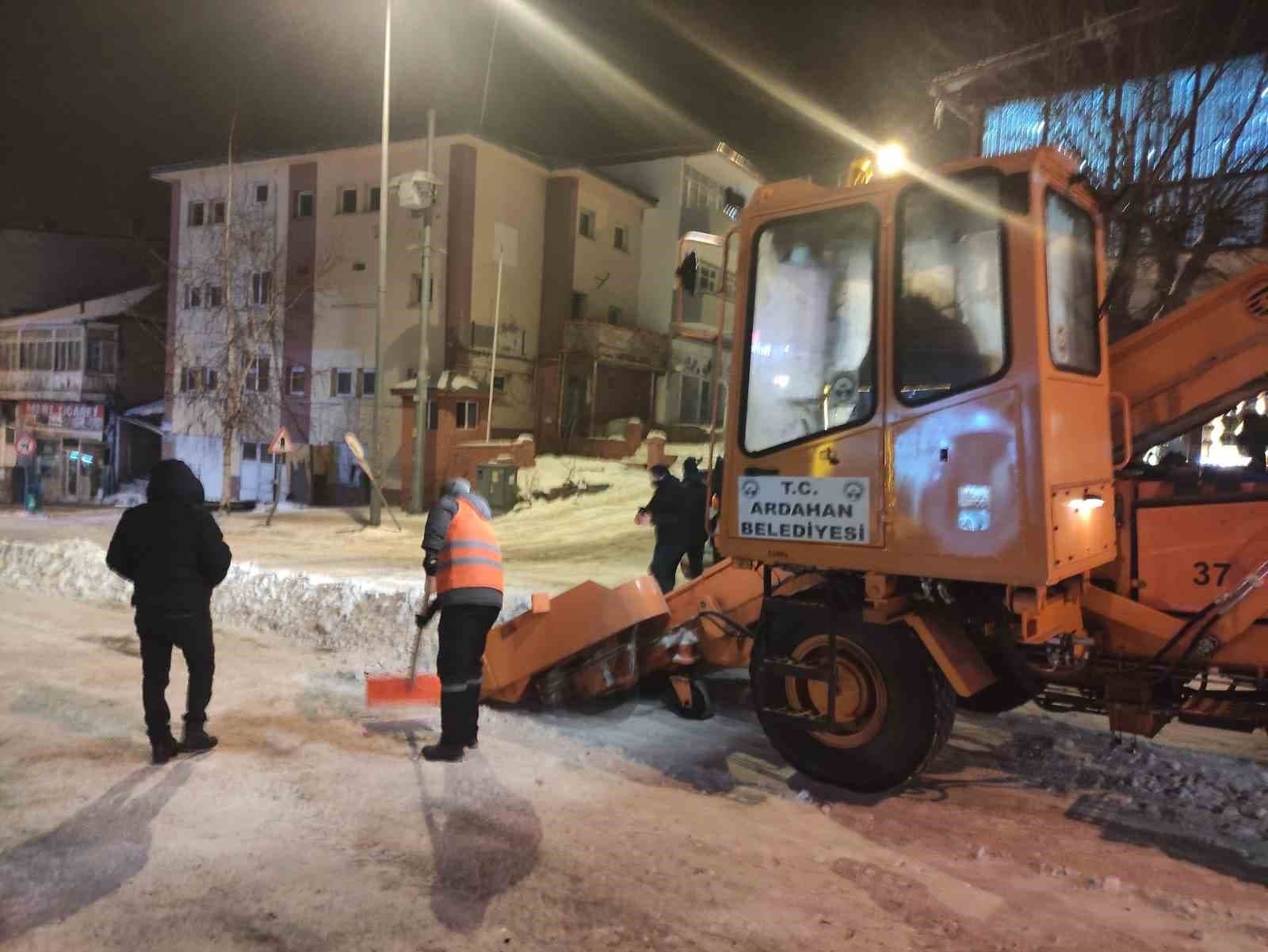 Ardahan Belediyesi karla mücadelesini sürdürüyor