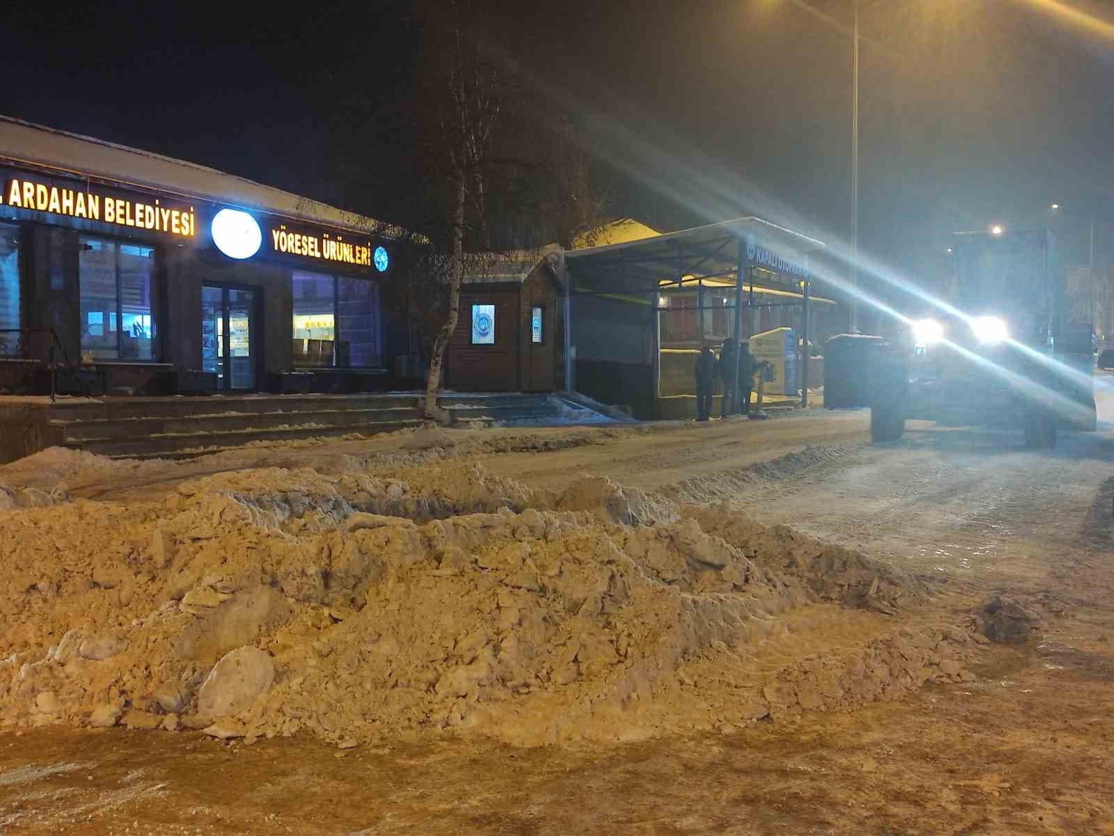 Ardahan Belediyesi karla mücadelesini sürdürüyor