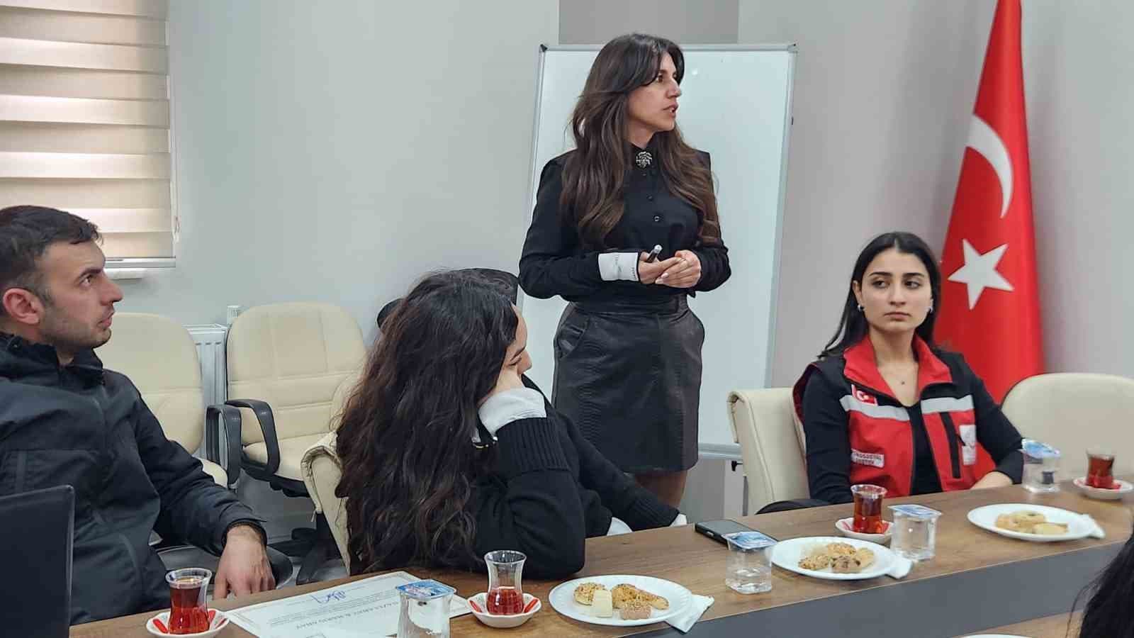 Çiftler saygılı bir evliliğe, aileler çocuklarını görmeye ve duymaya hazırlanıyor