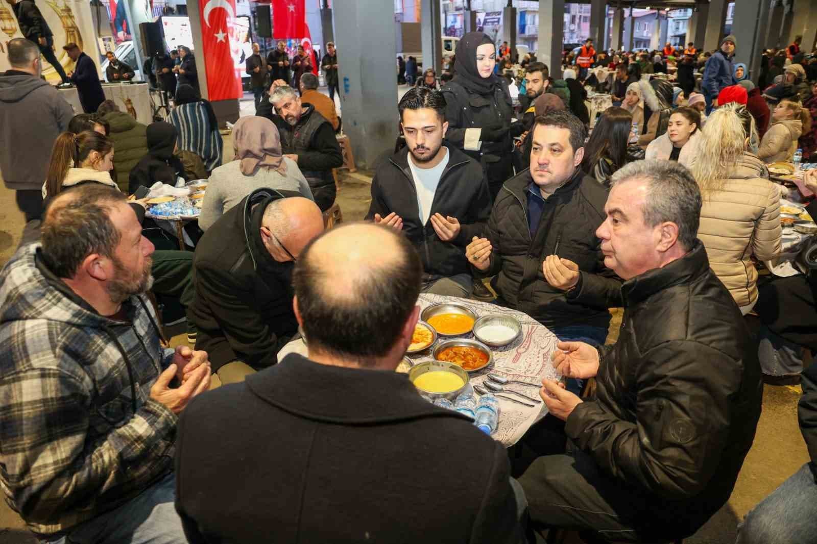 Başkan Yalım, Atatürk Mahallesi’nde yüzlerce vatandaşla iftar sofrasında bir araya geldi