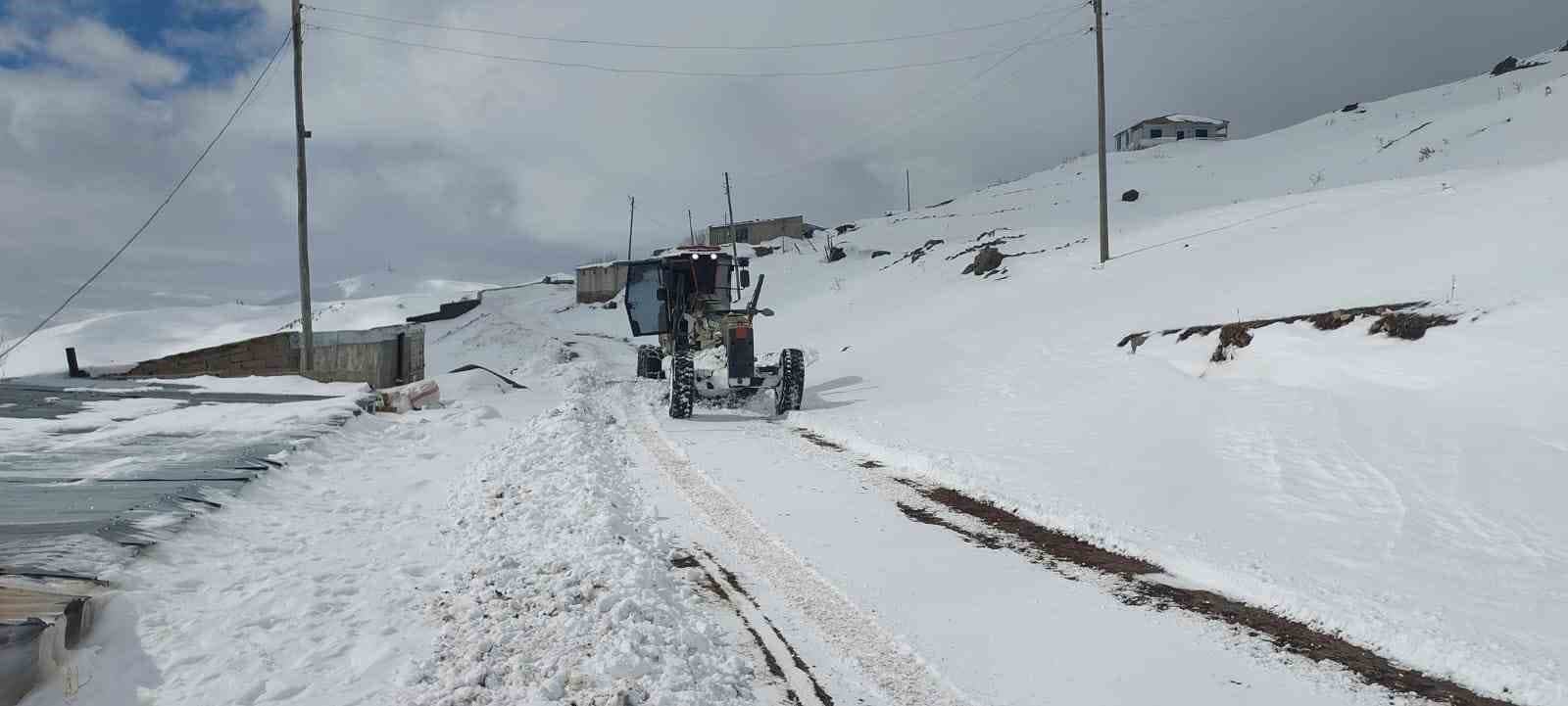 İl Özel İdaresi’nden yoğun kar mesaisi: Kapalı köy yolu kalmadı