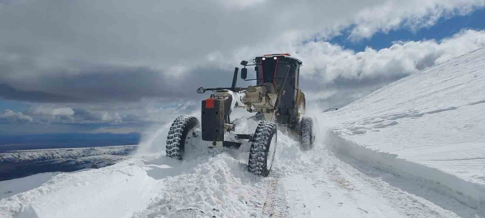 İl Özel İdaresi’nden yoğun kar mesaisi: Kapalı köy yolu kalmadı
