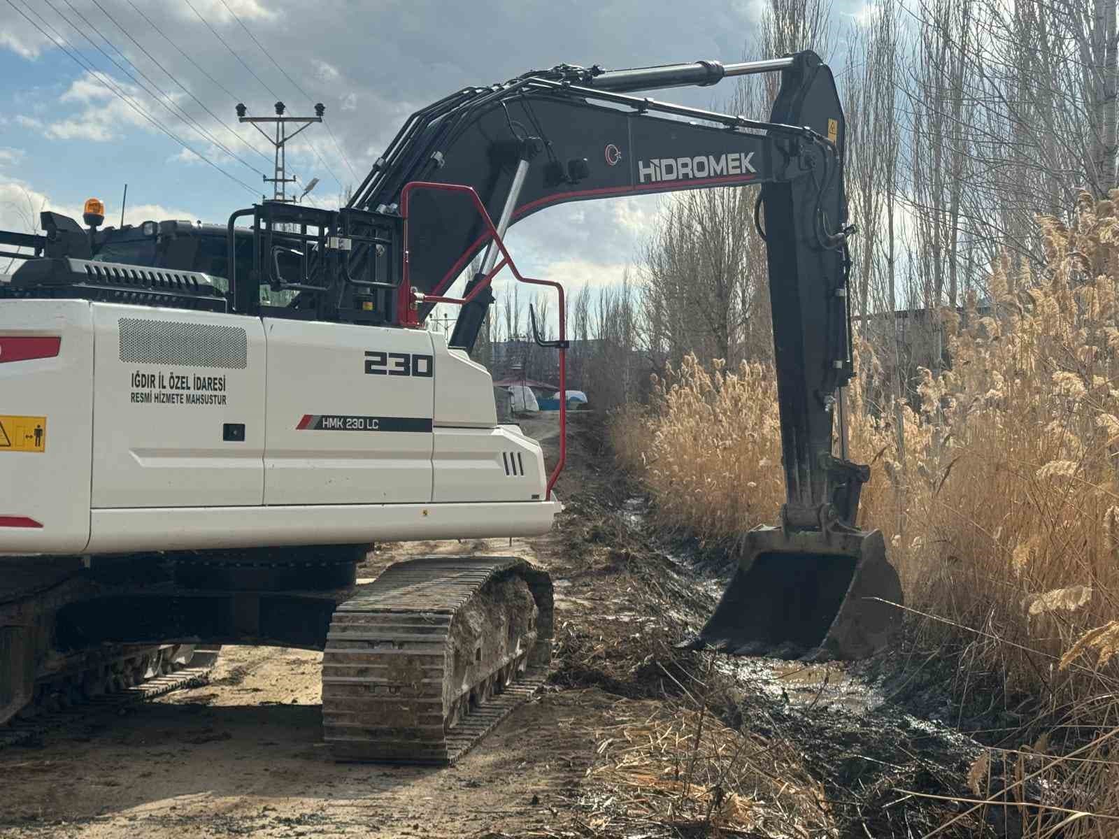 Tuzluca’da 10 kilometrelik sulama hattı temizleniyor