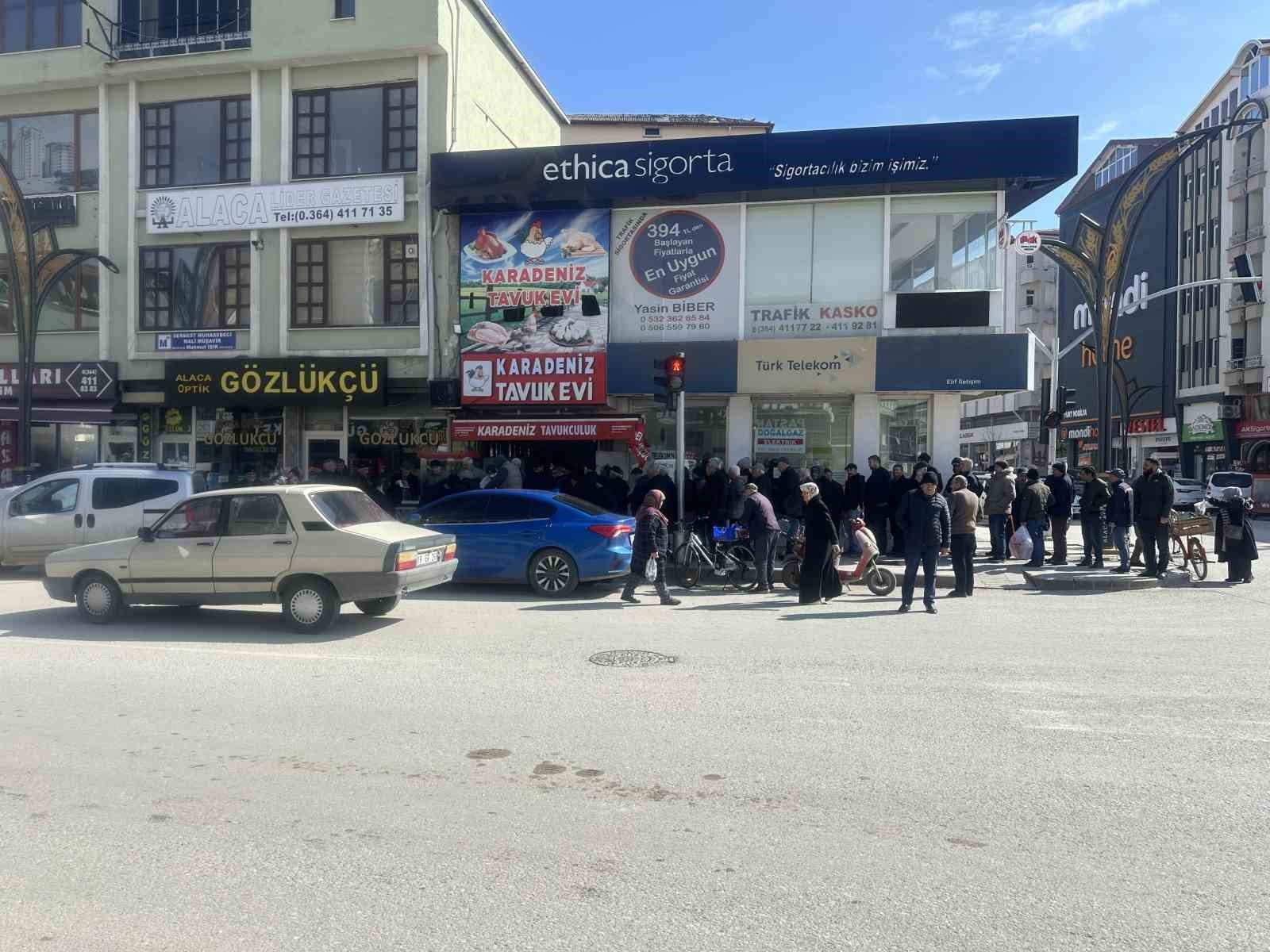 Çorum’da balıkçı baba ve oğlu 100 kasa ücretsiz balık dağıttı