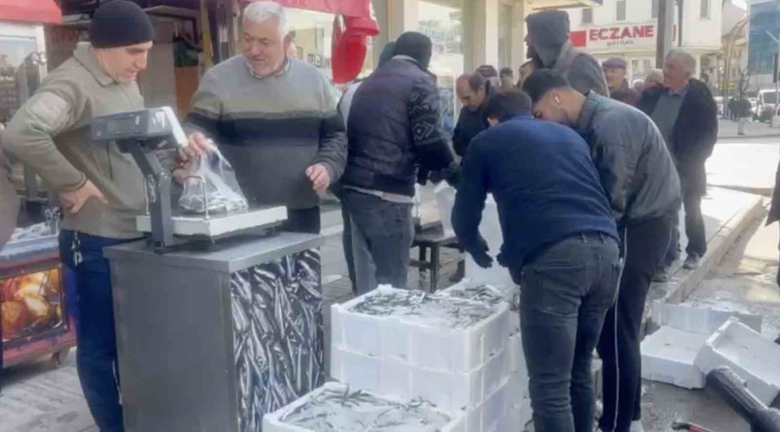 Çorum’da balıkçı baba ve oğlu 100 kasa ücretsiz balık dağıttı