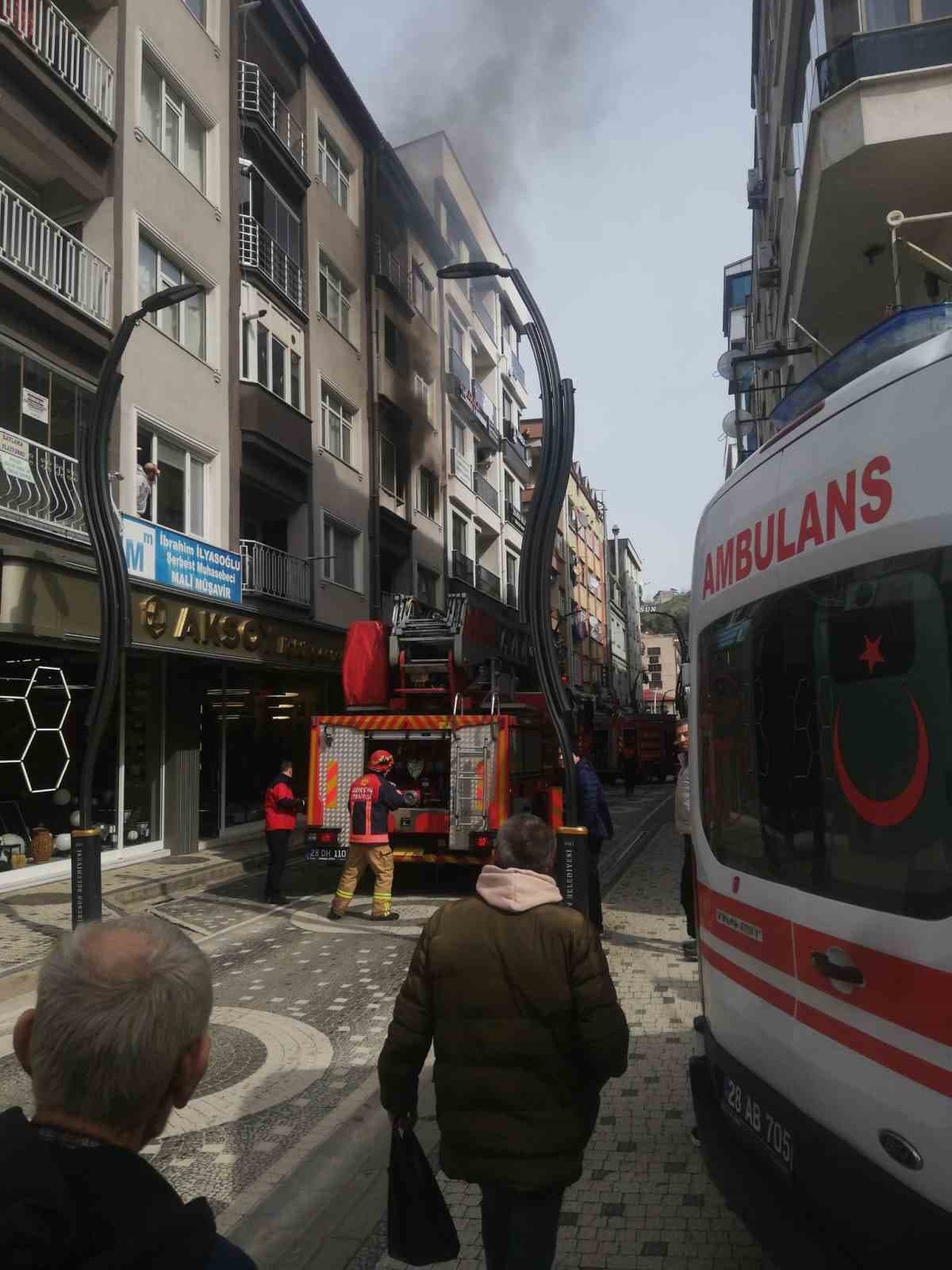 Giresun’da 4 katlı apartmanın ikinci katında çıkan yangın paniğe neden oldu