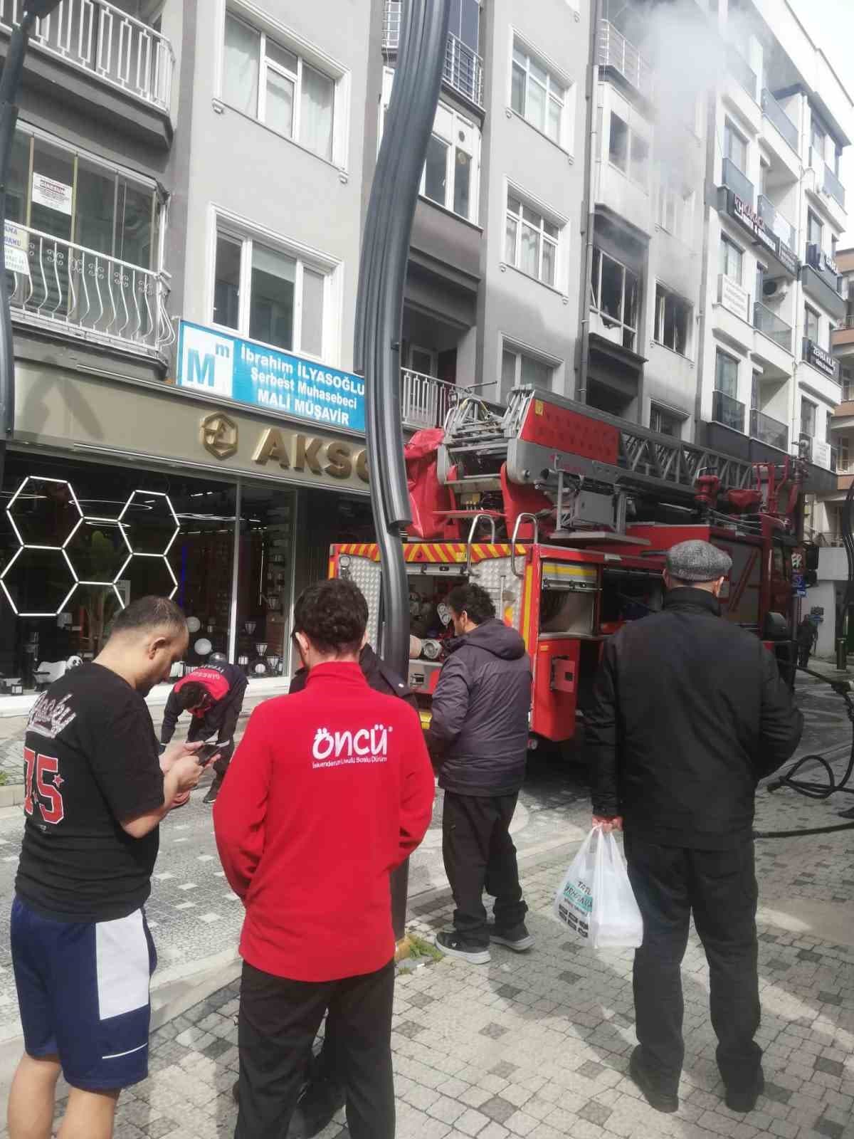 Giresun’da 4 katlı apartmanın ikinci katında çıkan yangın paniğe neden oldu