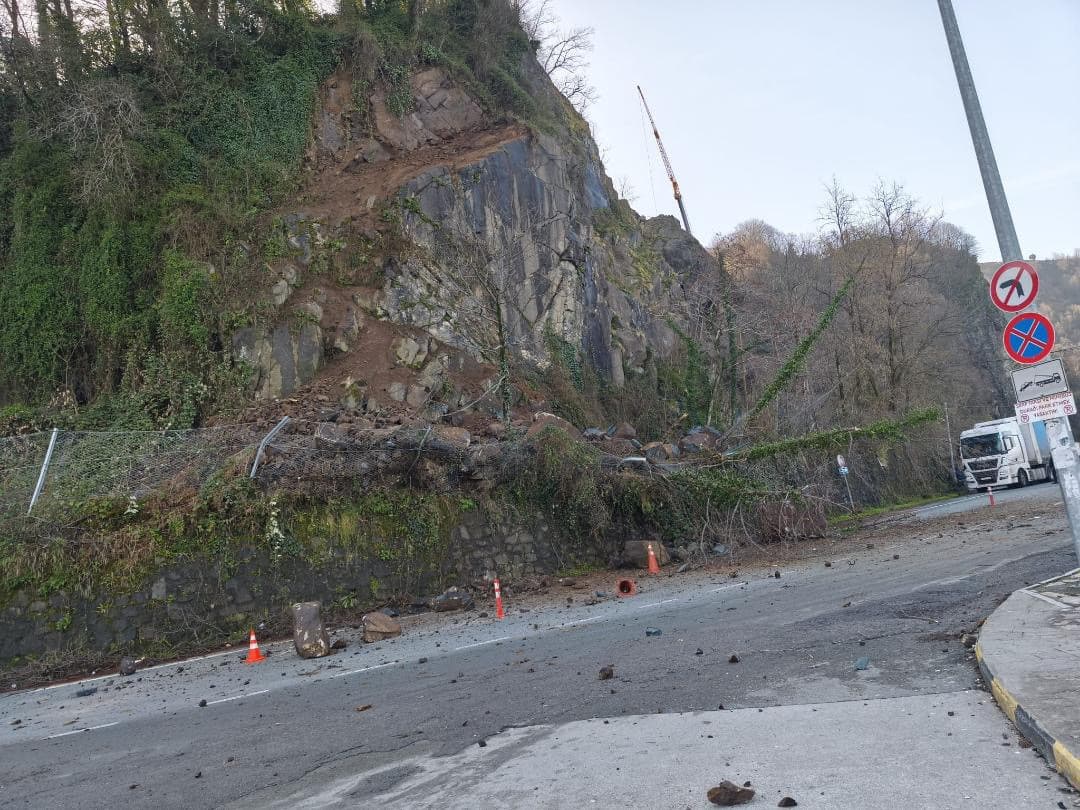 Artvin’de heyelan: Yamaçtan kopan kayalar tırda hasara yol açtı