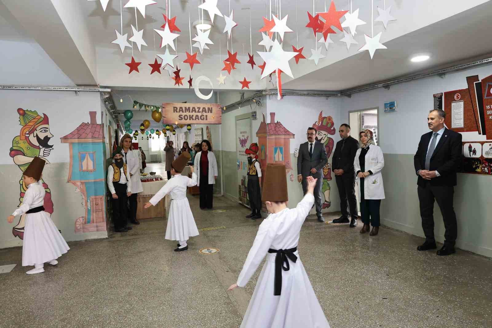 Ağrı Valisi Bozkurt, Ramazan etkinliklerinde öğrencilerle bir araya geldi