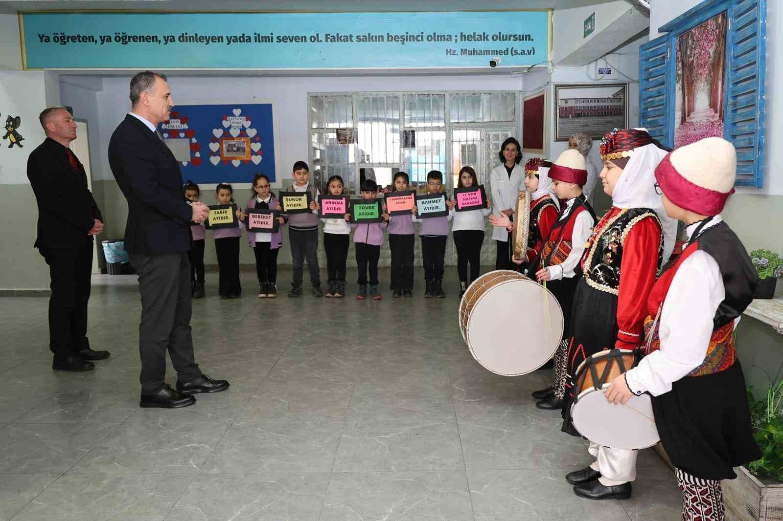 Ağrı Valisi Bozkurt, Ramazan etkinliklerinde öğrencilerle bir araya geldi