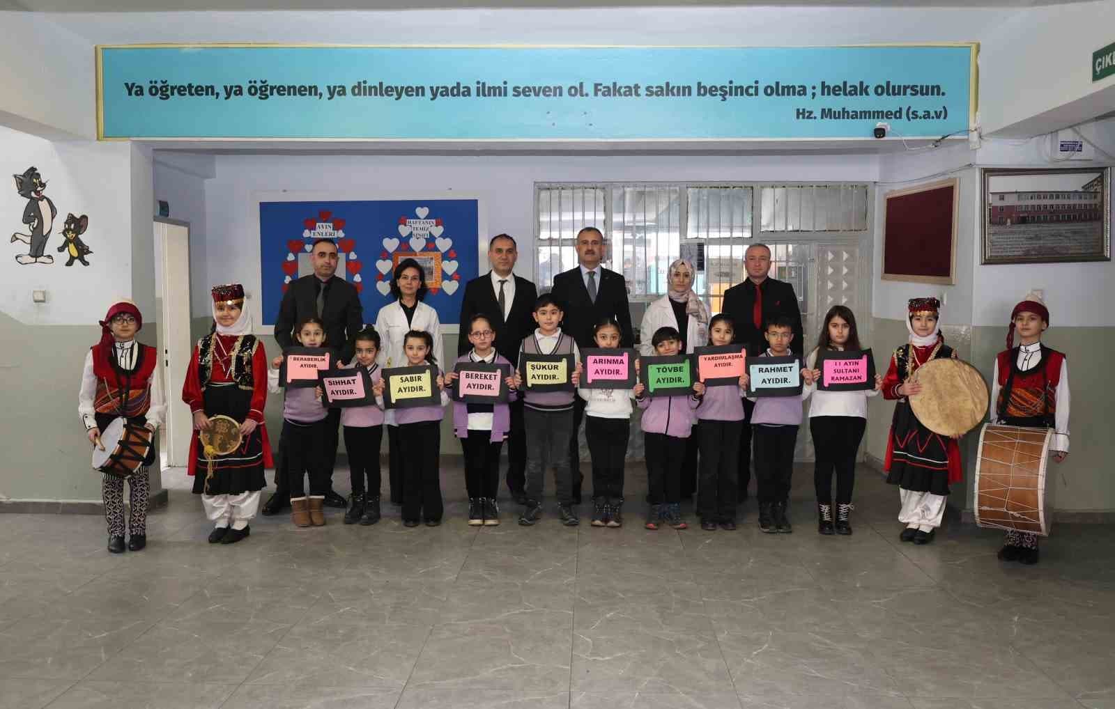 Ağrı Valisi Bozkurt, Ramazan etkinliklerinde öğrencilerle bir araya geldi