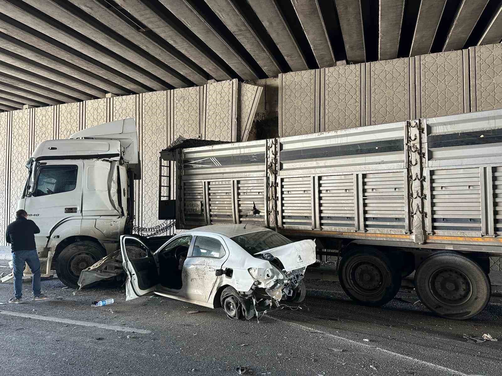 Uşak’ta otomobil ile tır çarpıştı: 1 yaralı