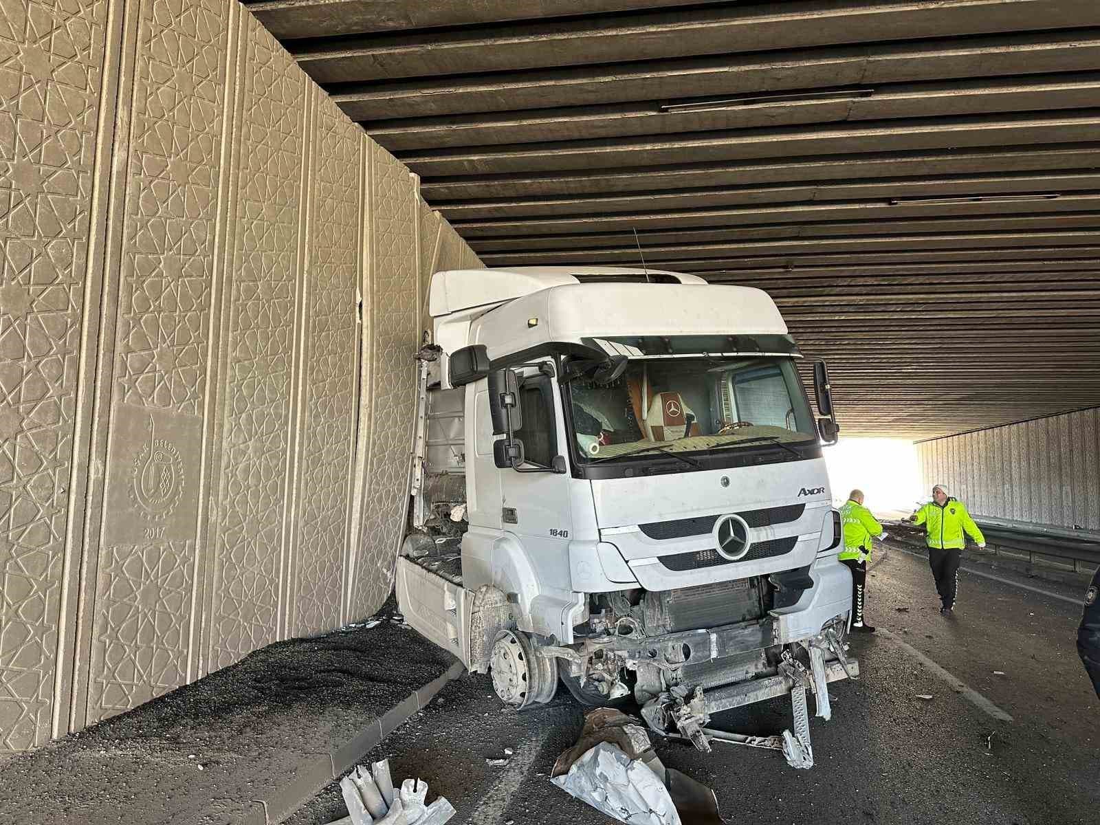 Uşak’ta otomobil ile tır çarpıştı: 1 yaralı