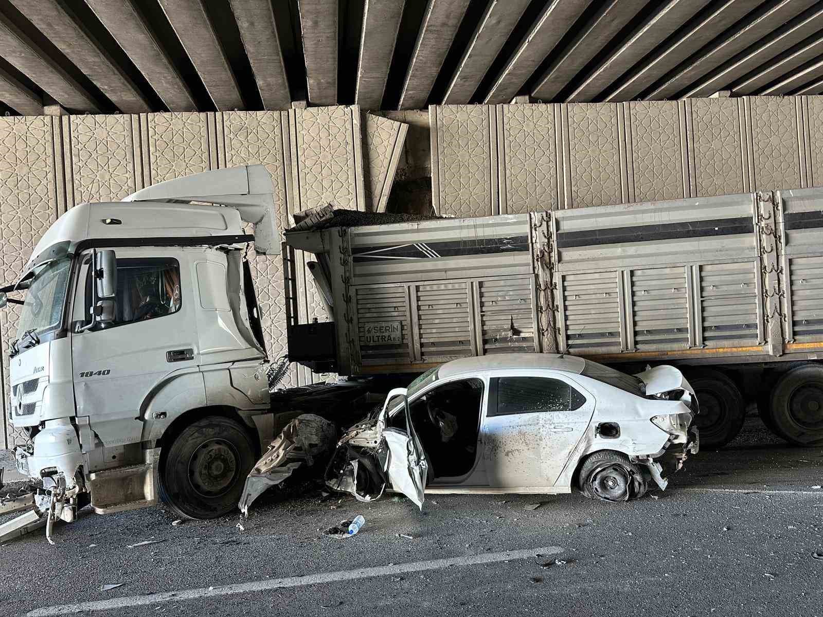 Uşak’ta otomobil ile tır çarpıştı: 1 yaralı