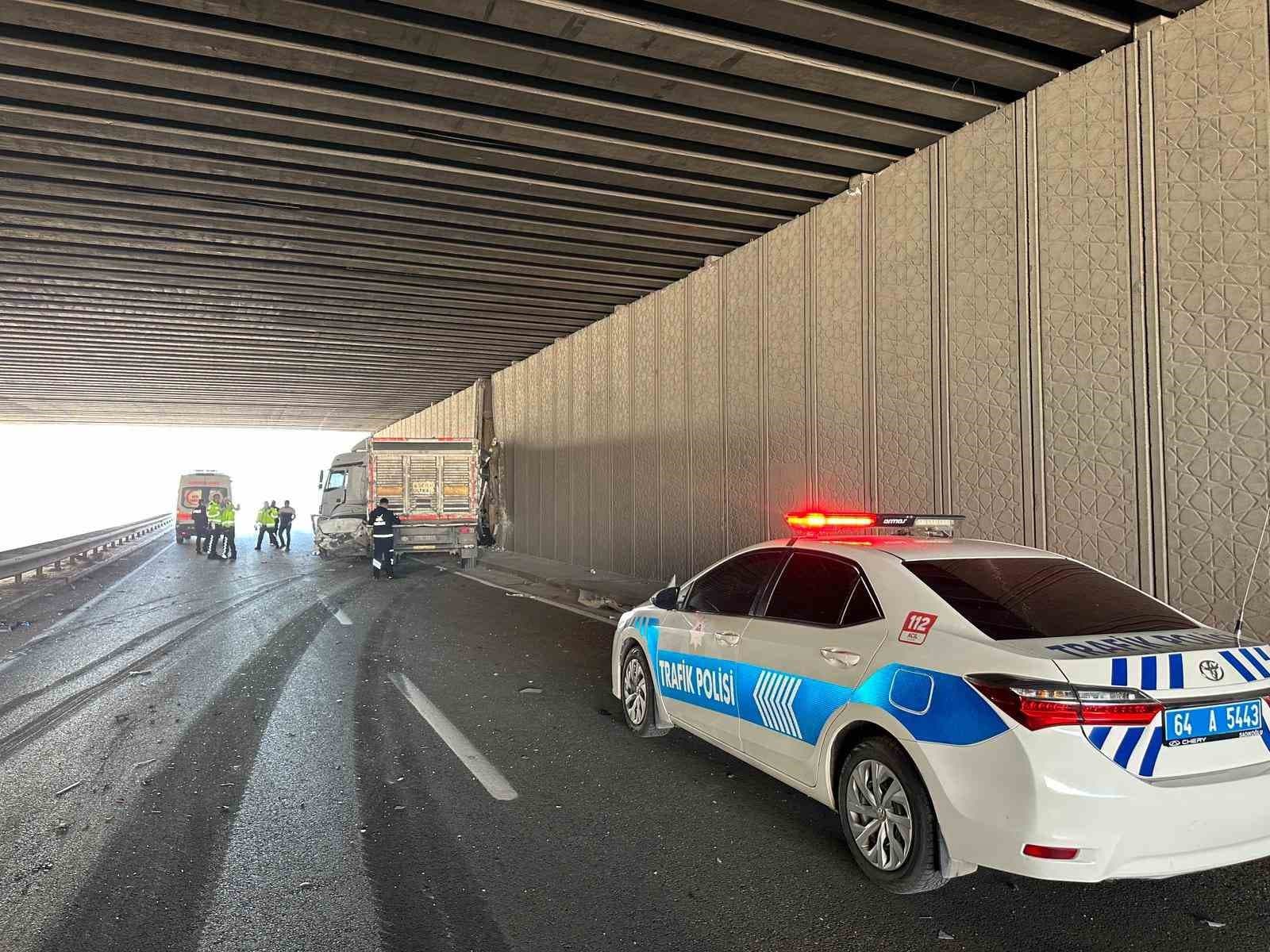 Uşak’ta otomobil ile tır çarpıştı: 1 yaralı