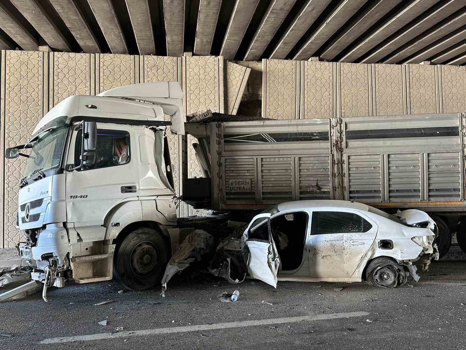 Uşak’ta otomobil ile tır çarpıştı: 1 yaralı