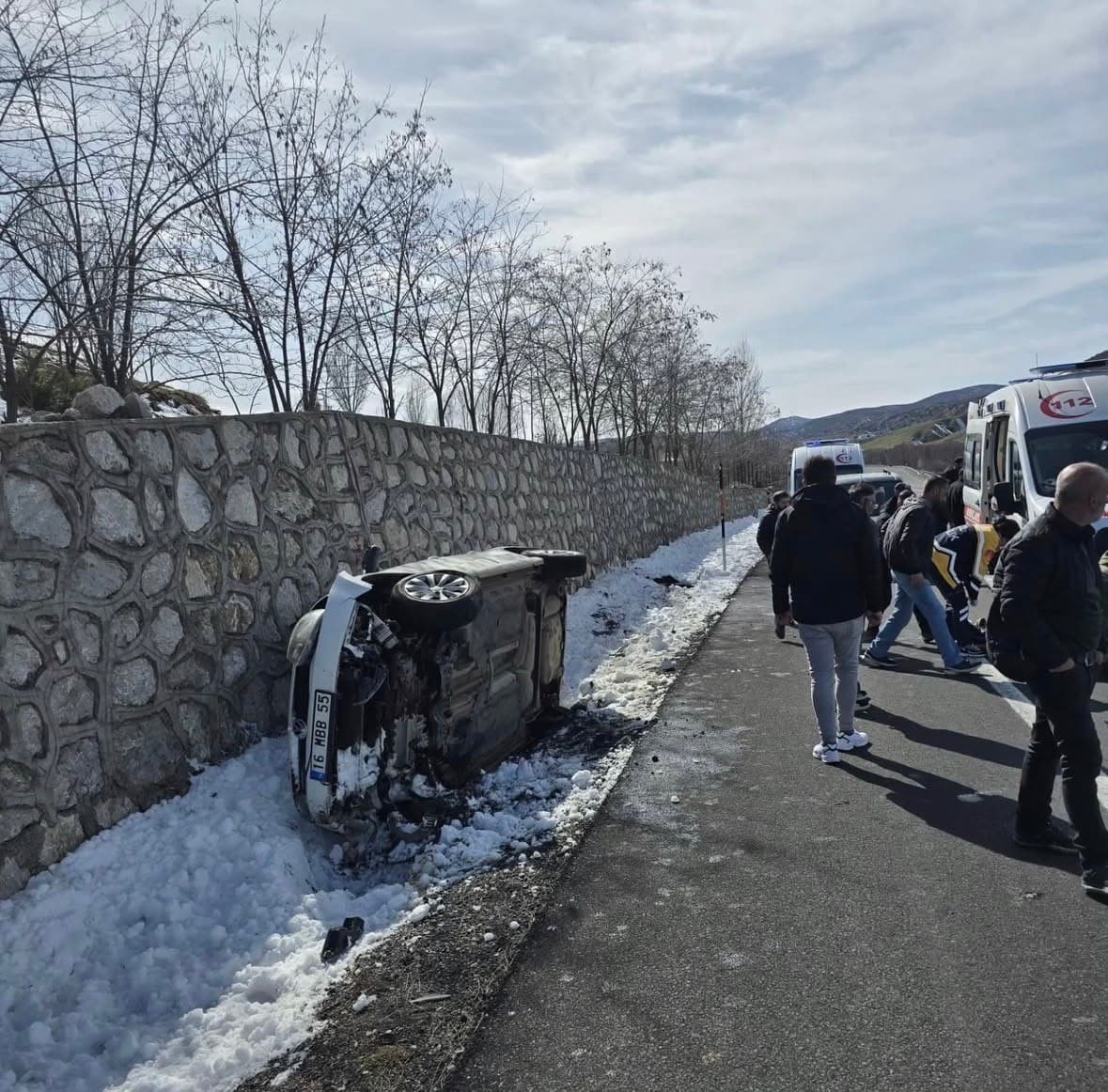 İstinat duvarına çarpan otomobil devrildi: 5 yaralı