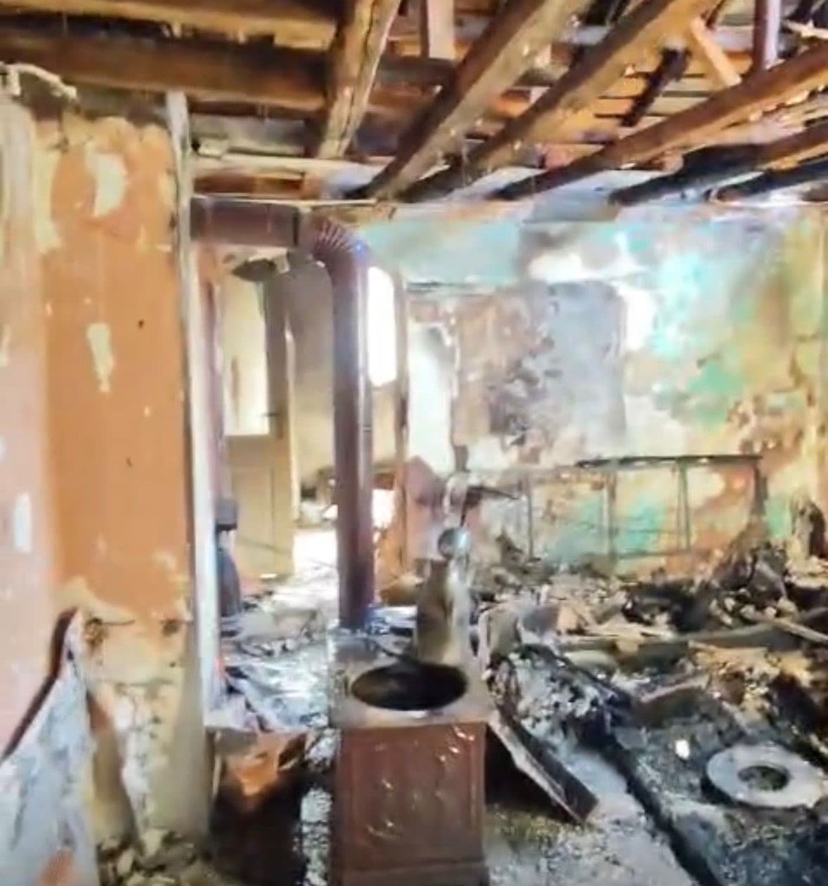 Bolu’da soba kaynaklı yangın evi harabeye çevirdi