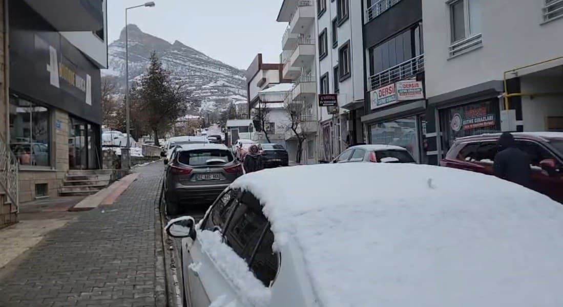 Tunceli’de mart sabahında kar sürprizi