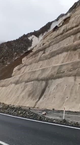 Artvin-Şavşat karayolunda heyelan