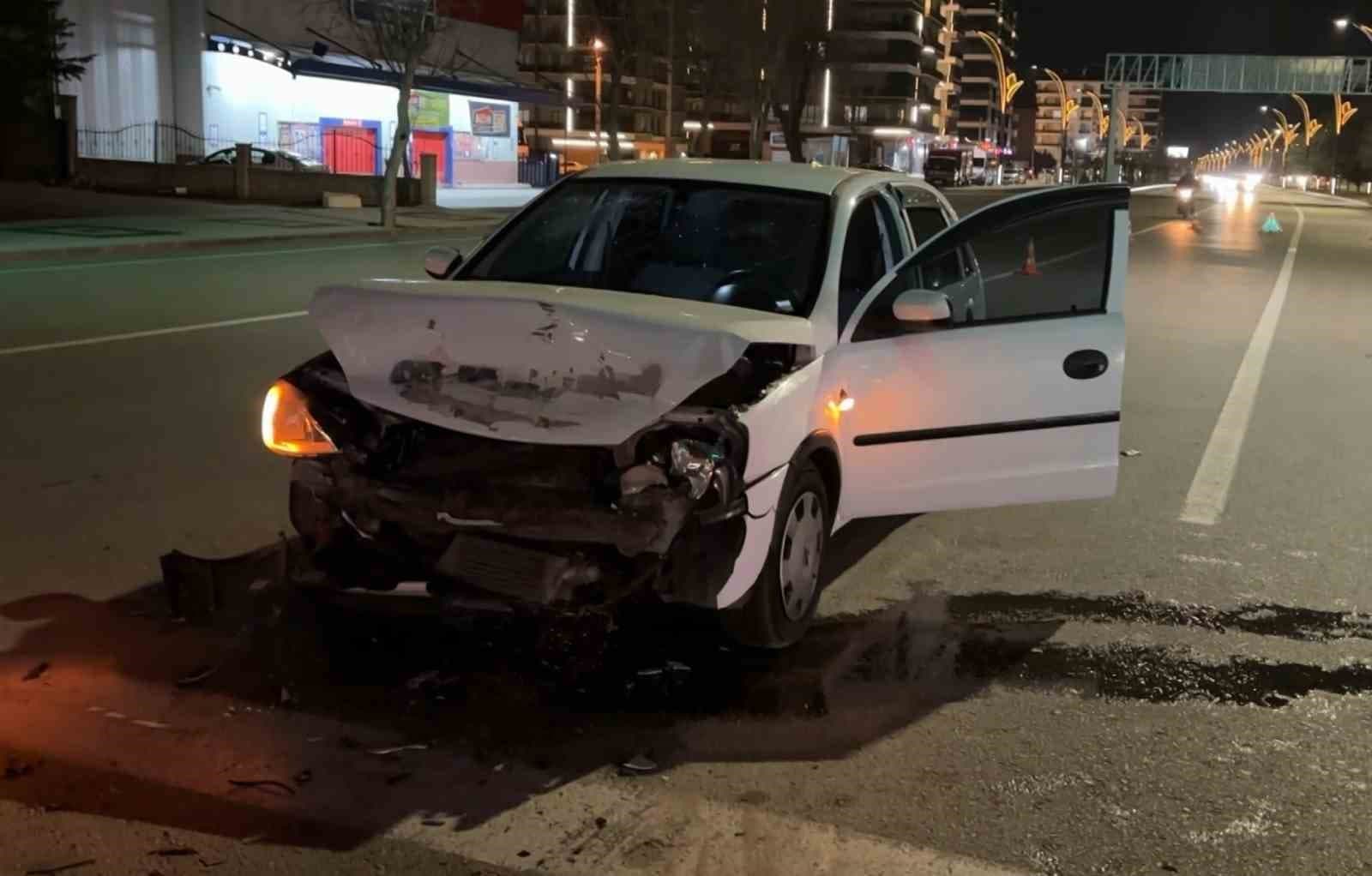 Kırmızı ışıkta bekleyen otomobile arkadan çarptı: 1 yaralı