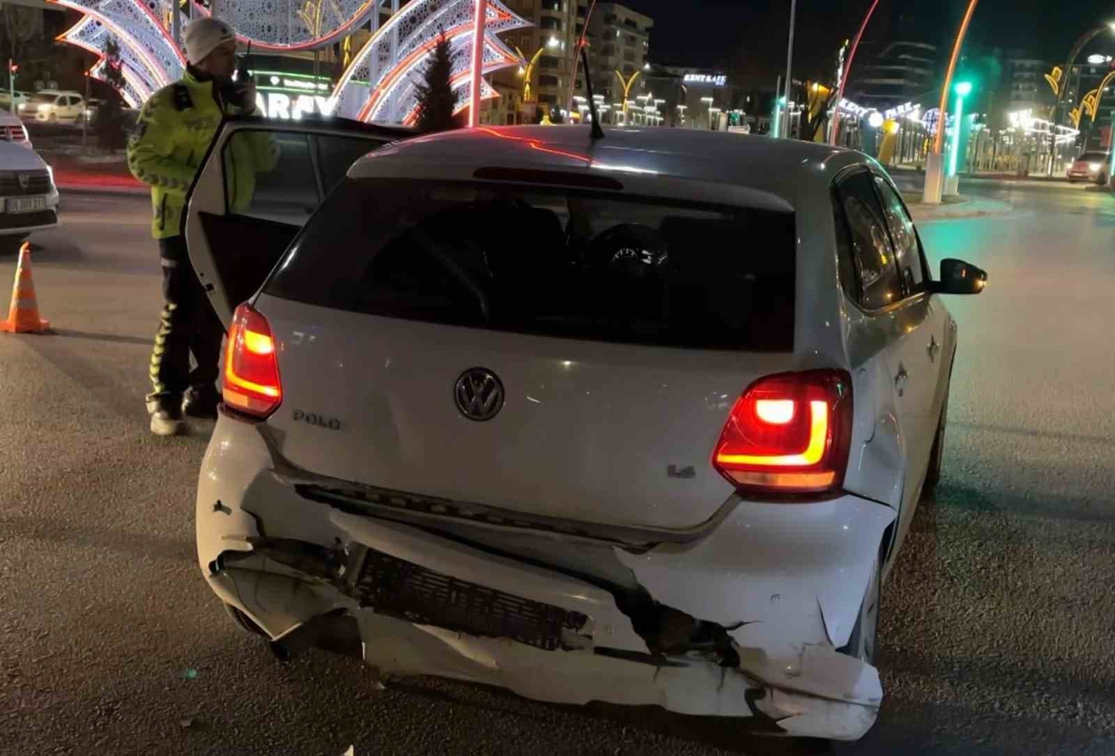 Kırmızı ışıkta bekleyen otomobile arkadan çarptı: 1 yaralı