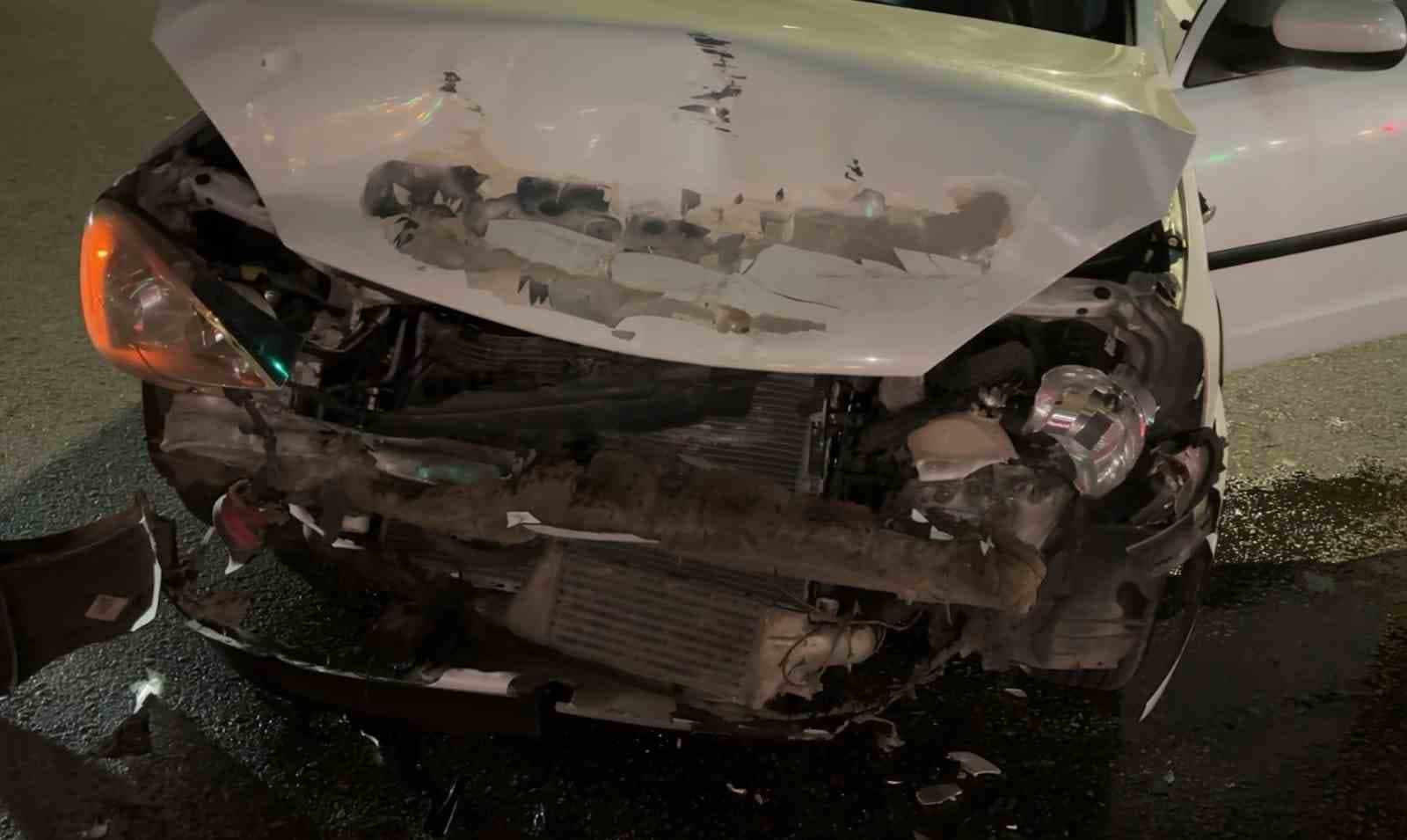 Kırmızı ışıkta bekleyen otomobile arkadan çarptı: 1 yaralı