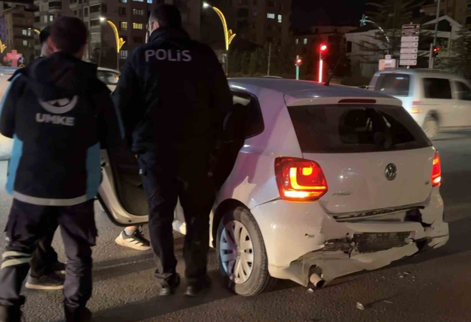 Kırmızı ışıkta bekleyen otomobile arkadan çarptı: 1 yaralı