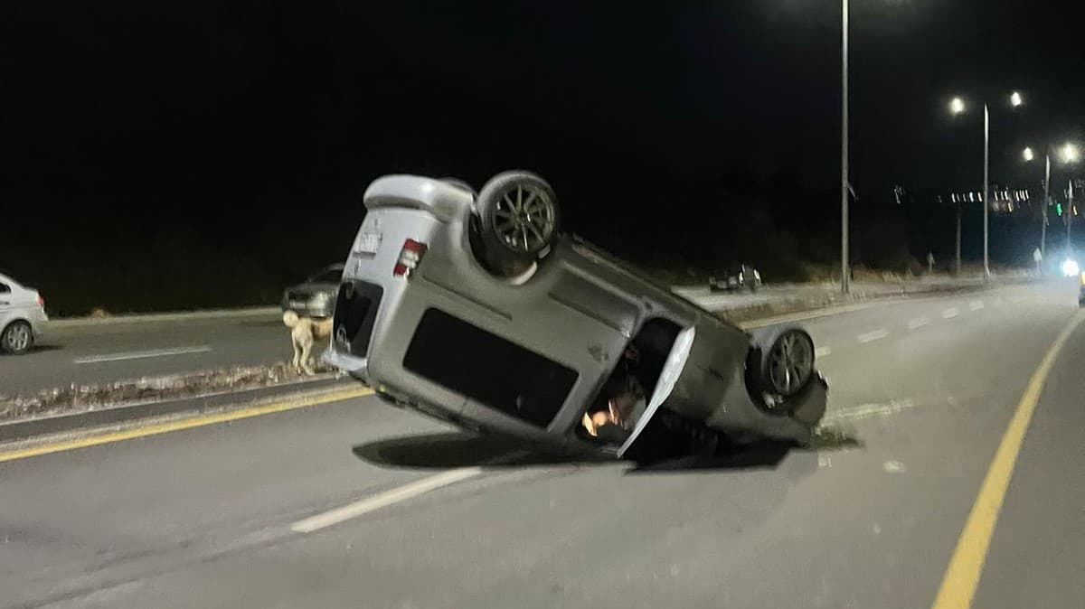 Hafif ticari araç takla attı