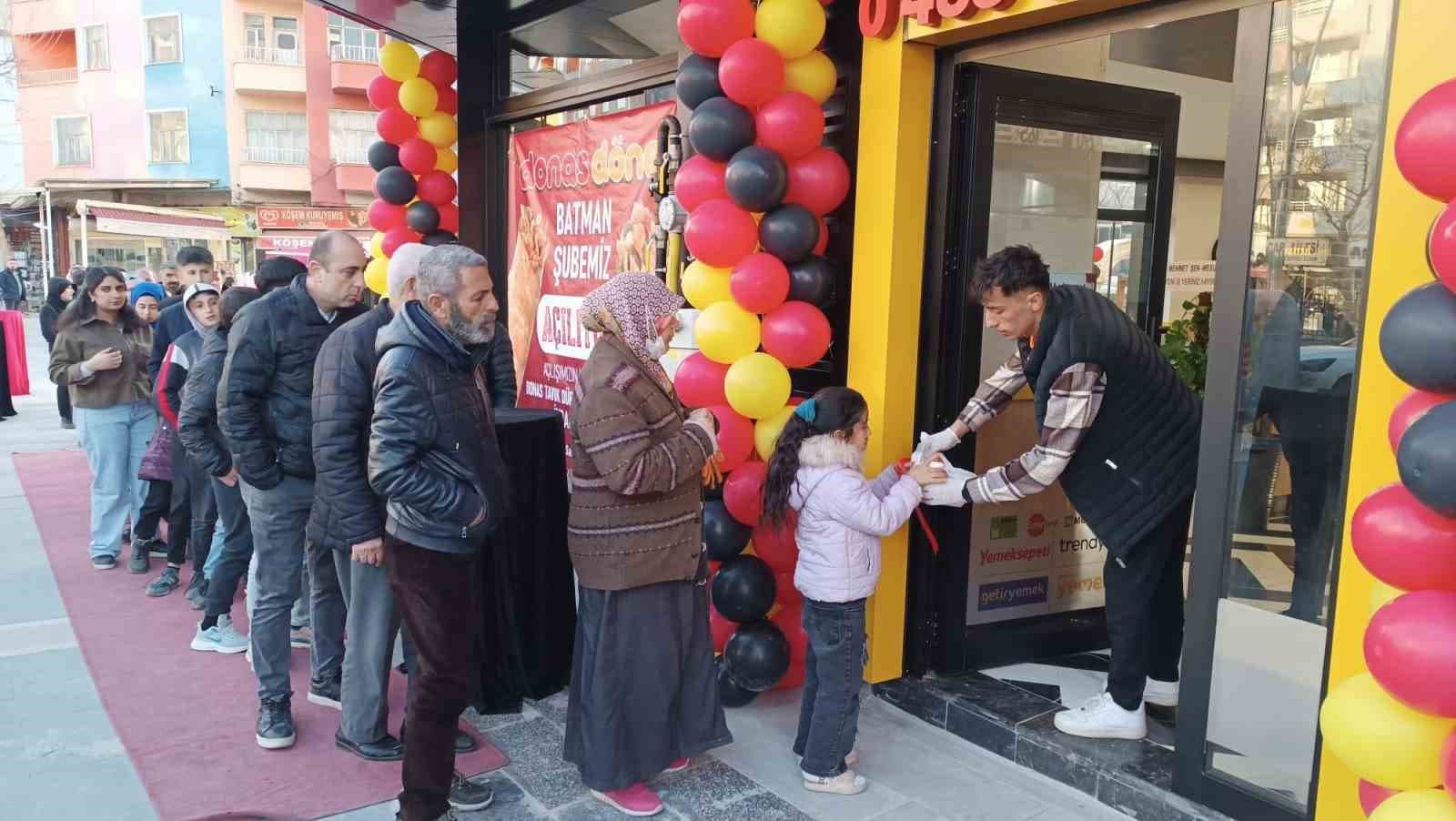 Batman’da yeni açılan dönerci, bin kişiye ücretsiz iftar dağıttı