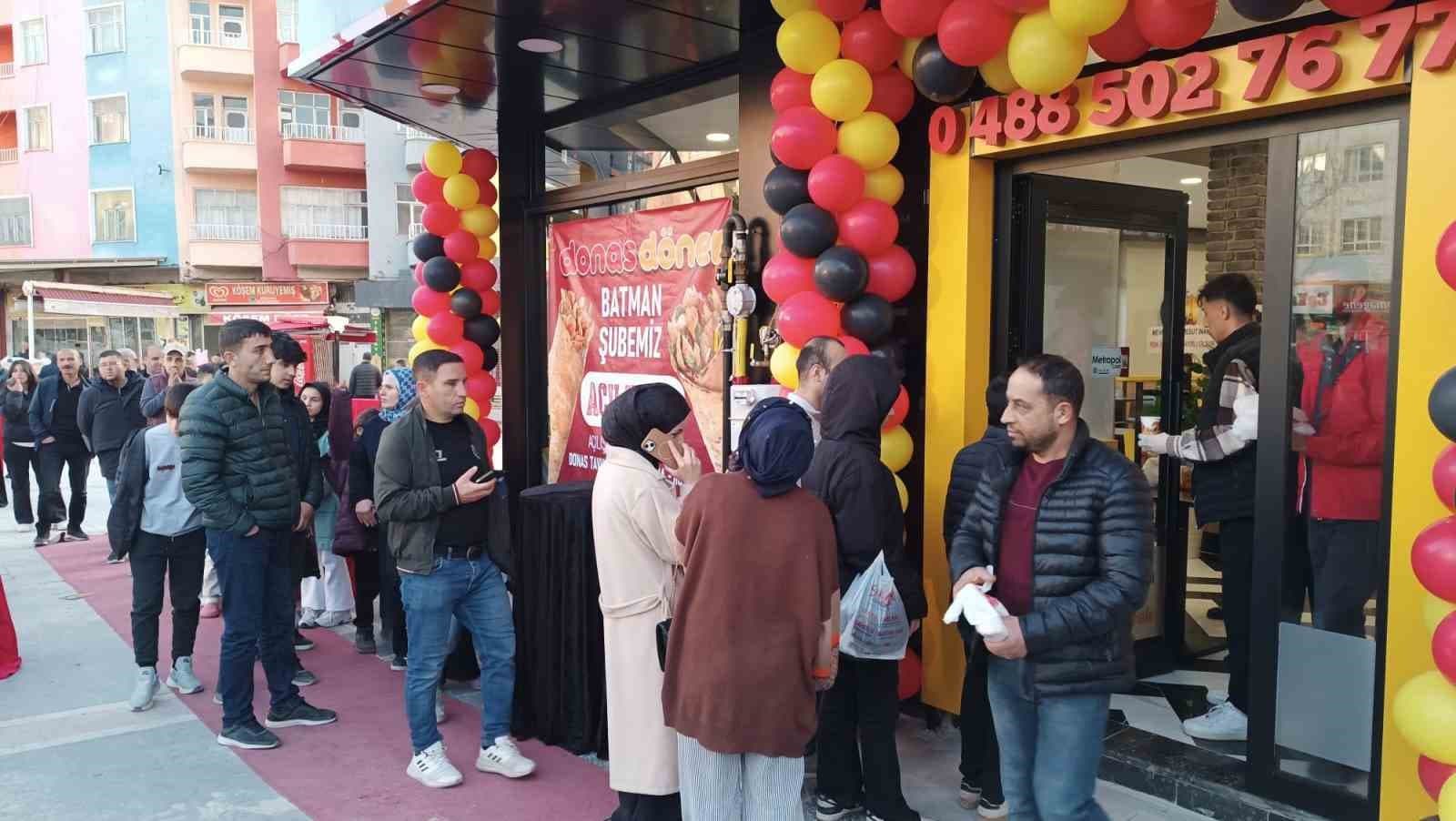 Batman’da yeni açılan dönerci, bin kişiye ücretsiz iftar dağıttı