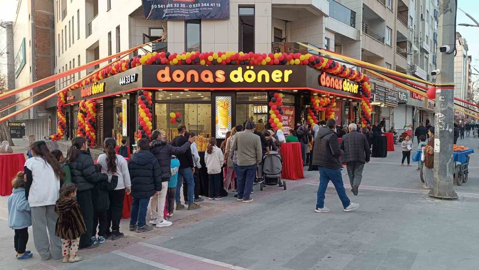 Batman’da yeni açılan dönerci, bin kişiye ücretsiz iftar dağıttı