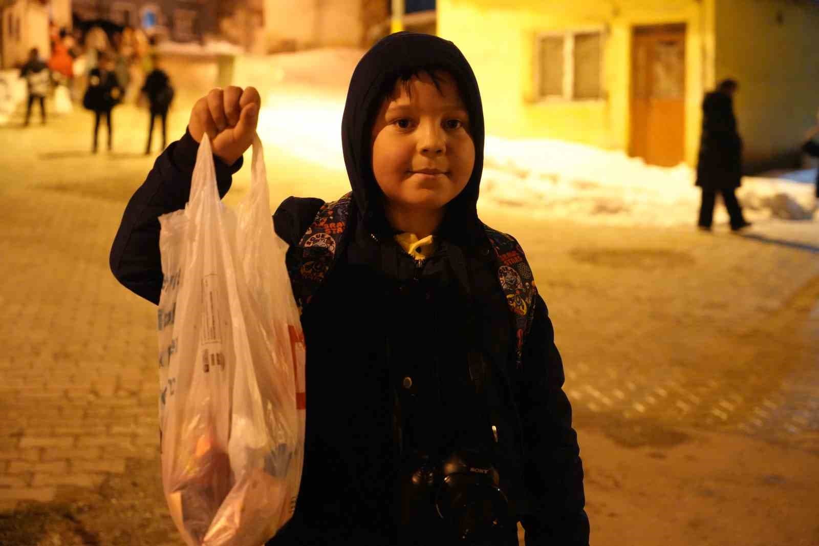 Bayburt’ta on beşi coşkusu: Asırlık gelenek ile çocuklar sokakları şenlendirdi