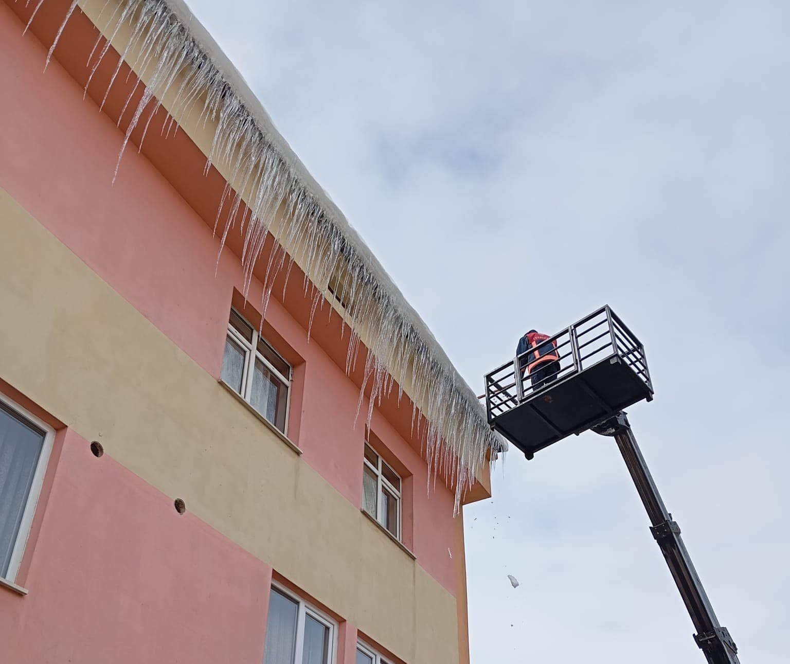 Bayburt’ta buz sarkıtları temizlendi