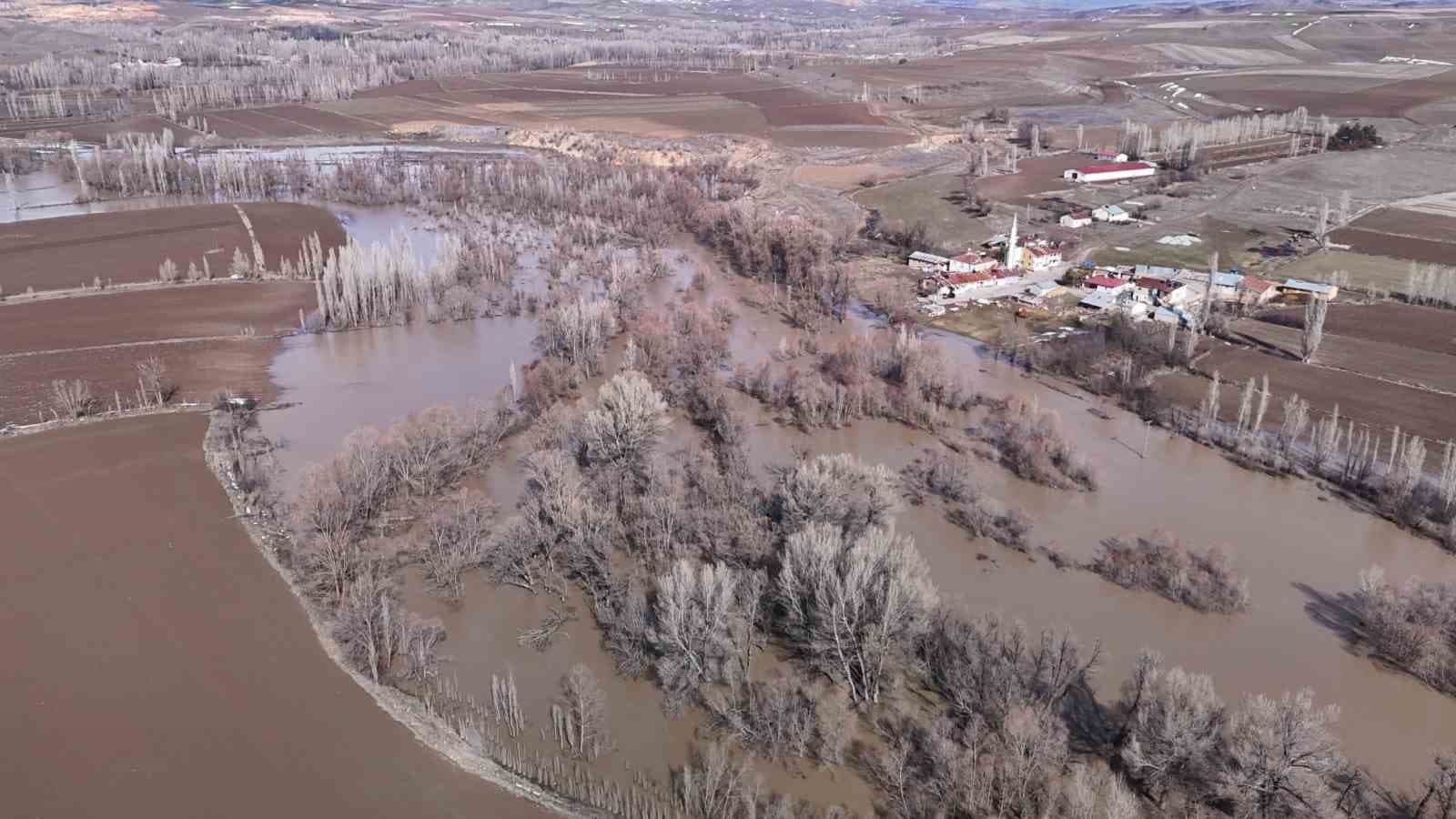 Yağan kar eridi, çiftçilerin yüzü güldü