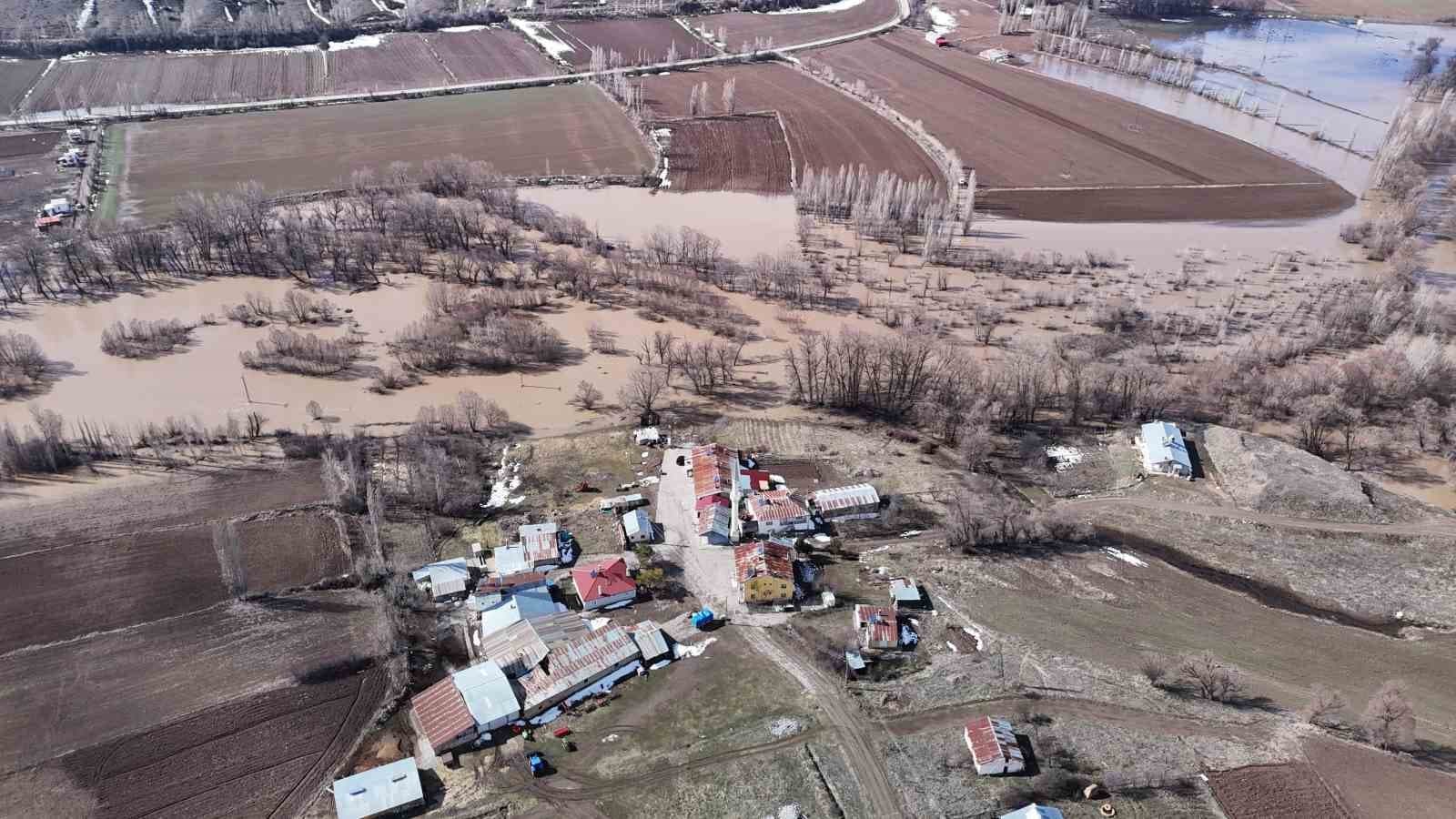 Yağan kar eridi, çiftçilerin yüzü güldü