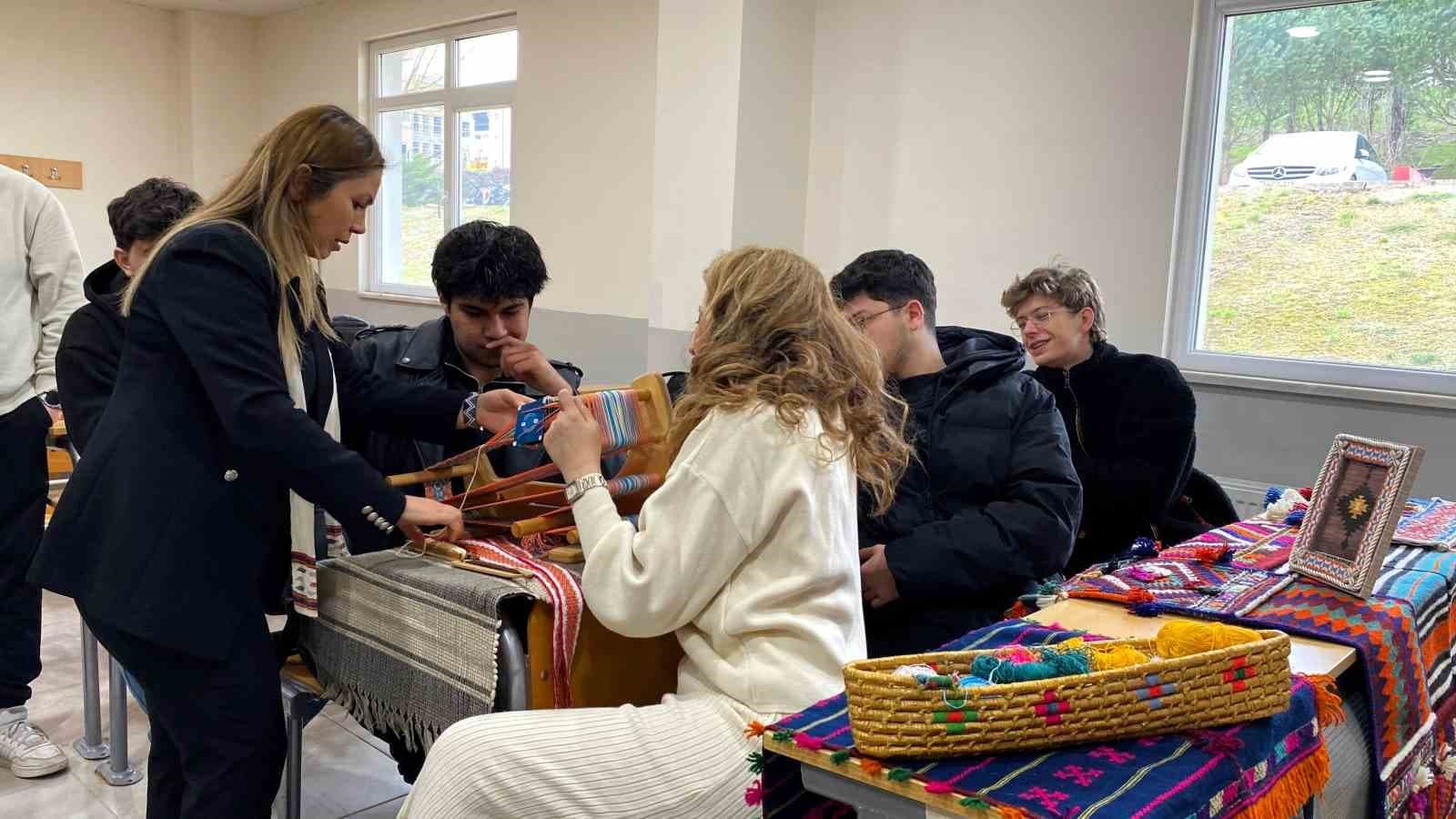 Üniversiteli öğrenciler geleneksel dokumayı yerinde öğrendi