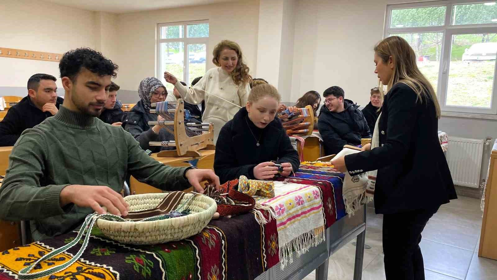 Üniversiteli öğrenciler geleneksel dokumayı yerinde öğrendi