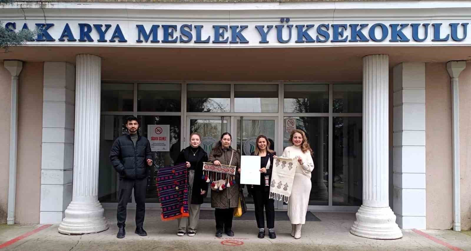 Üniversiteli öğrenciler geleneksel dokumayı yerinde öğrendi