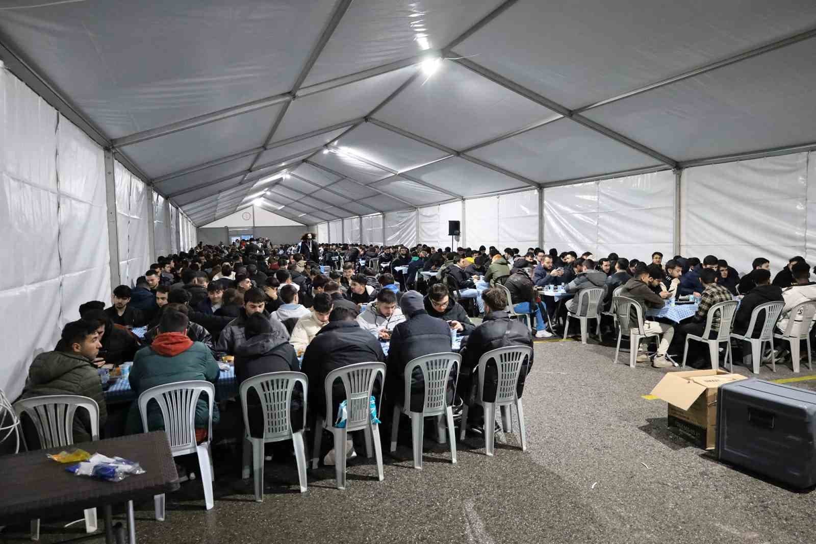 Öğrenciler ve ihtiyaç sahipleri için dev kazanlar kaynıyor