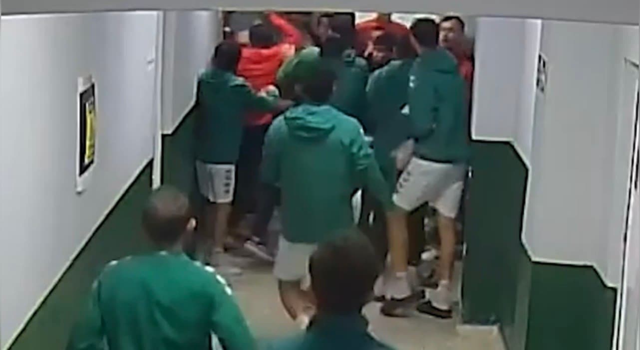 Maç öncesi ortalık karıştı: Futbolcular kramponlarla darbedildi